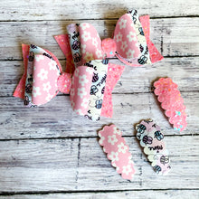 Cargar imagen en el visor de la galería, Bee Mine Valentine Dainty Bow