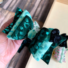 Load image into Gallery viewer, St. Patricks Dainty Bows