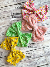 Cargar imagen en el visor de la galería, Daisy/Bees Hand-Tied/Velvet