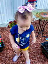 Cargar imagen en el visor de la galería, Daisy/Bees Hand-Tied/Velvet