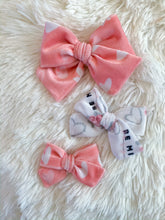 Cargar imagen en el visor de la galería, Valentines velvet bows