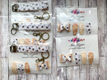 Cargar imagen en el visor de la galería, Bees 🐝 Clip/ keychain sets
